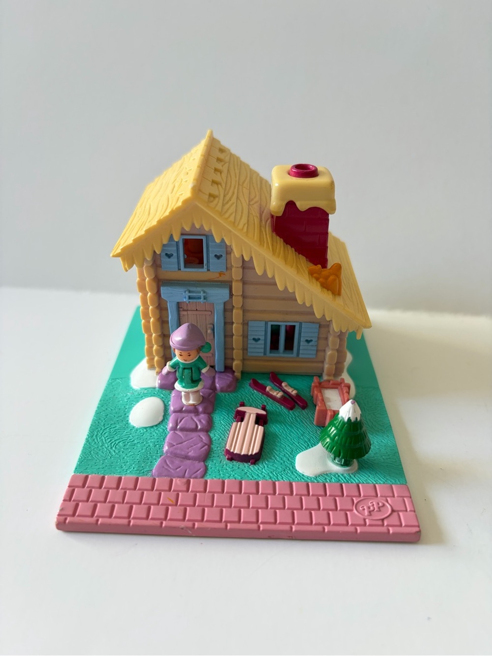 Vintage Polly Pocket Ski Lodge